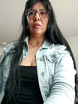 aisha latina online show from November 2025 04:50:02 PM