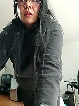 aisha latina online show from November 2025 01:55:01 PM