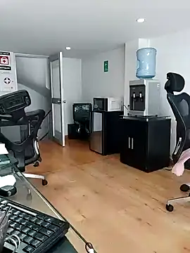 aisha latina online show from December 2025 03:29:01 PM