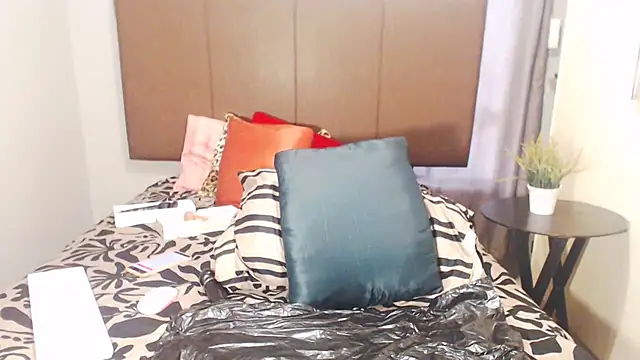 Snapshot of HoneyDropsX chatting on February 2025 04:33:01 AM HoneyDropsX online show from February 2025 04:33:01 AM