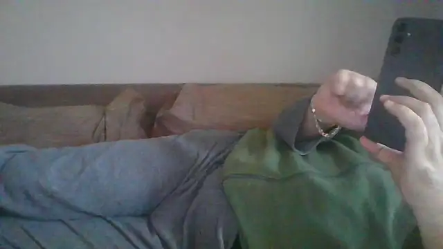 Snapshot of Anderrust chatting on November 2025 12:20:01 PM Anderrust online show from November 2025 12:20:01 PM