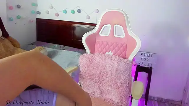 Snapshot of Blue_Petite chatting on December 2024 02:48:02 PM Blue Petite online show from December 2024 02:48:02 PM