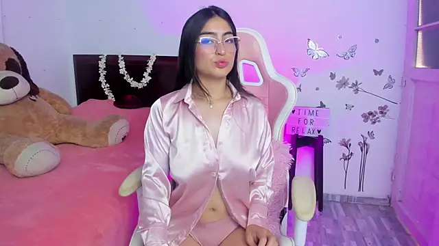 Snapshot of Blue_Petite chatting on February 2025 03:41:02 PM Blue Petite online show from February 2025 03:41:02 PM