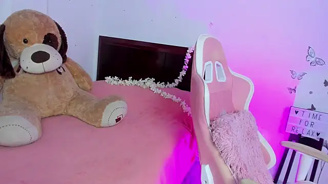 Snapshot of Blue_Petite chatting on February 2025 06:47:02 PM Blue Petite online show from February 2025 06:47:02 PM