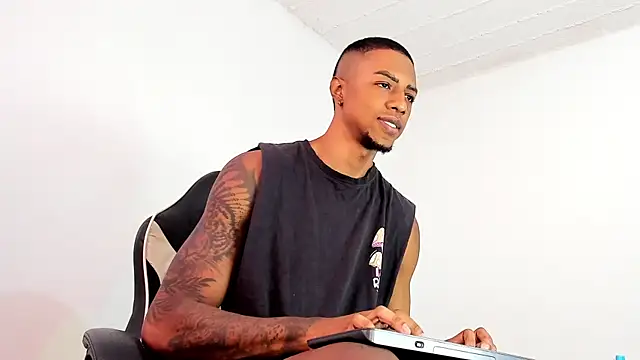 Snapshot of YeremiBrowm chatting on February 2025 09:09:01 PM YeremiBrowm online show from February 2025 09:09:01 PM