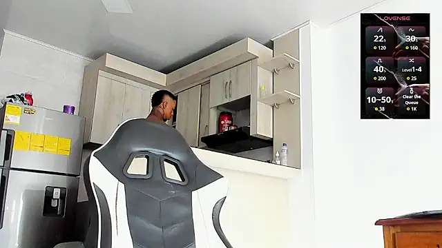 Snapshot of YeremiBrowm chatting on November 2025 07:39:02 PM YeremiBrowm online show from November 2025 07:39:02 PM