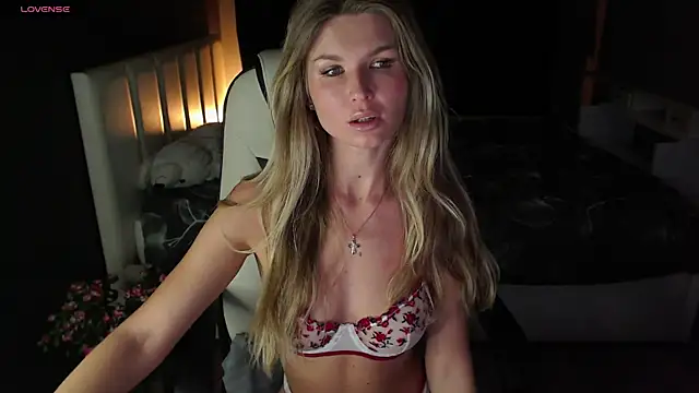 Snapshot of AngelMiaM chatting on January 2025 08:04:01 PM AngelMiaM online show from January 2025 08:04:01 PM