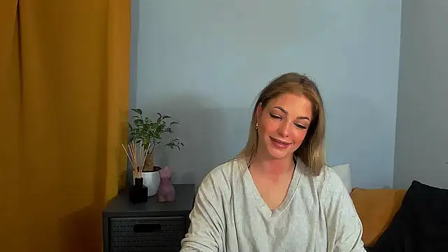 Snapshot of LilyBlondee chatting on February 2025 05:27:01 PM LilyBlondee online show from February 2025 05:27:01 PM