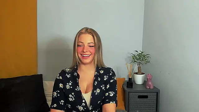 Snapshot of LilyBlondee chatting on March 2025 04:32:02 PM LilyBlondee online show from March 2025 04:32:02 PM