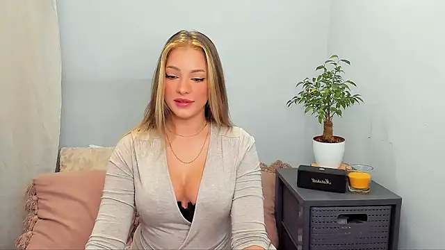 Snapshot of LilyBlondee chatting on October 2025 07:40:01 PM LilyBlondee online show from October 2025 07:40:01 PM