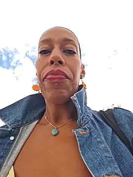 Snapshot of Goldenlace chatting on September 2025 10:37:01 AM Goldenlace online show from September 2025 10:37:01 AM