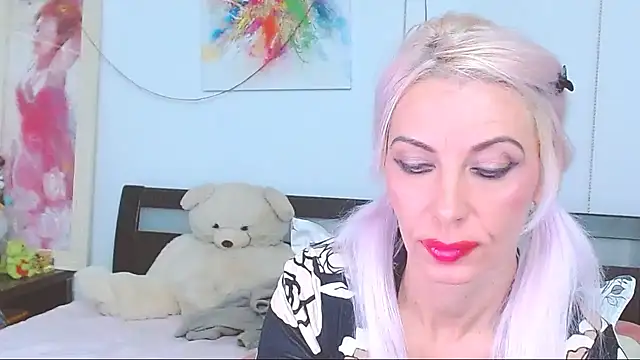 HoneyLara online show from October 2025 08:40:01 PM