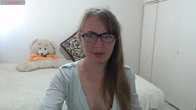 Snapshot of MargotLot chatting on April 2026 12:31:01 PM MargotLot online show from April 2026 12:31:01 PM