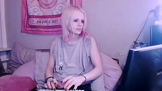 Snapshot of Alien_Bella chatting on December 2025 12:55:02 PM Alien Bella online show from December 2025 12:55:02 PM