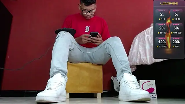 Snapshot of TomLover_12 chatting on February 2025 07:17:01 PM TomLover 12 online show from February 2025 07:17:01 PM