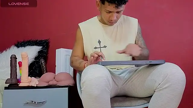 Snapshot of TomLover_12 chatting on October 2025 10:42:02 PM TomLover 12 online show from October 2025 10:42:02 PM