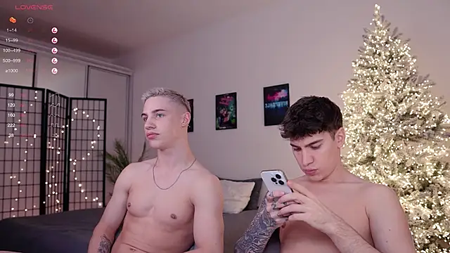 Snapshot of Evan__White_ chatting on December 2024 04:10:01 PM Evan  White  online show from December 2024 04:10:01 PM