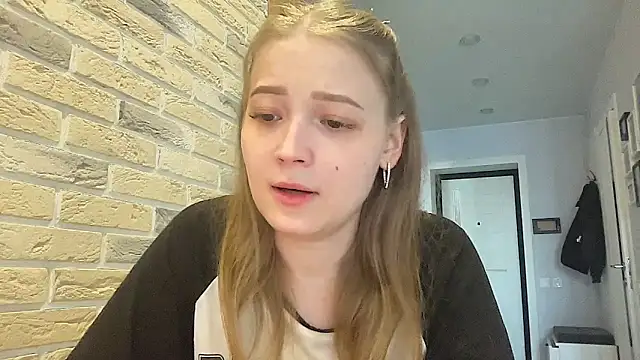 CharmingSarah online show from April 2026 01:47:01 PM