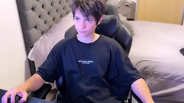 Snapshot of SasukeUhchiaa chatting on February 2025 01:25:02 AM SasukeUhchiaa online show from February 2025 01:25:02 AM