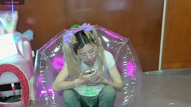 Skinygirl online show from March 2026 12:03:02 AM