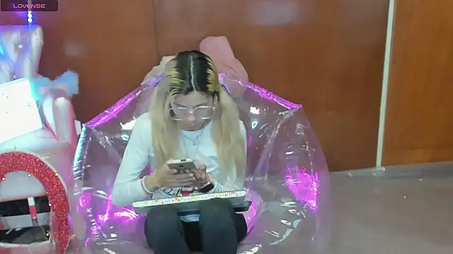 Skinygirl online show from March 2026 10:24:02 PM