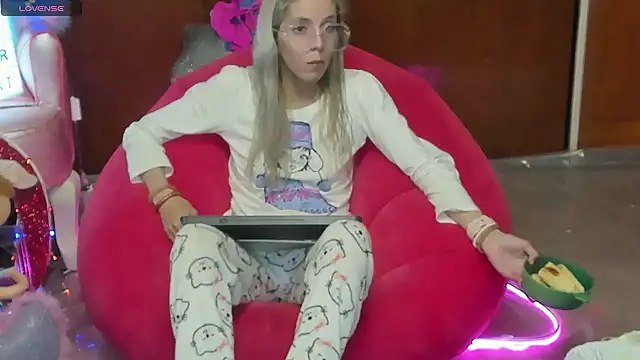 Skinygirl online show from June 2026 11:14:01 PM