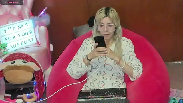 Skinygirl online show from June 2026 10:34:02 PM