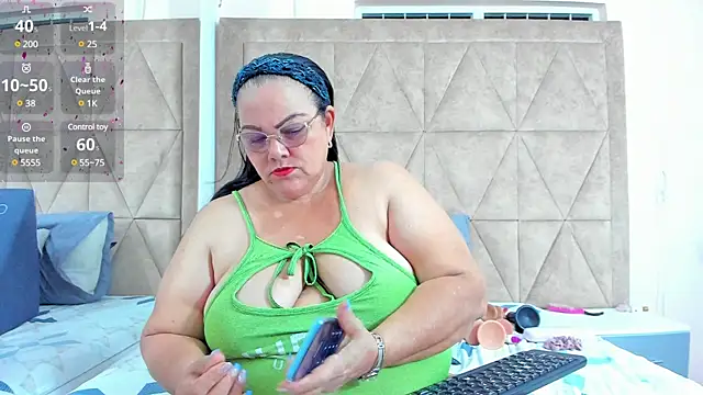 Snapshot of mommy_cute chatting on February 2025 03:07:01 AM mommy cute online show from February 2025 03:07:01 AM
