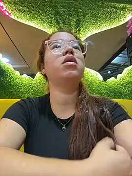 Snapshot of Lucyklein2022 chatting on October 2025 01:00:02 AM Lucyklein2022 online show from October 2025 01:00:02 AM