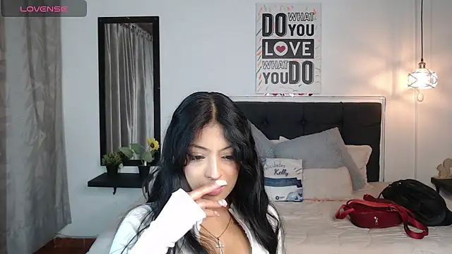 vaness weet online show from March 2025 07:48:01 PM