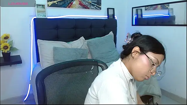 vaness weet online show from November 2025 07:36:02 PM