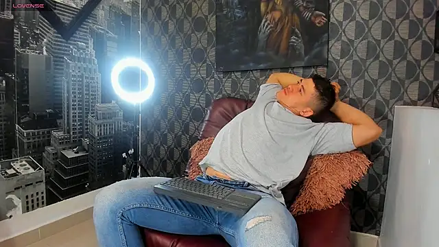 Leonsmoron online show from November 2025 06:12:01 PM