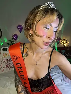 Snapshot of Cinamoonn chatting on November 2025 10:31:02 PM Cinamoonn online show from November 2025 10:31:02 PM