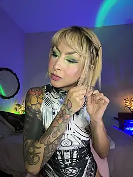 Snapshot of Cinamoonn chatting on November 2025 10:33:02 PM Cinamoonn online show from November 2025 10:33:02 PM