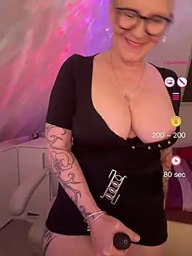 Snapshot of German_Milf chatting on May 2026 01:18:01 PM German Milf online show from May 2026 01:18:01 PM
