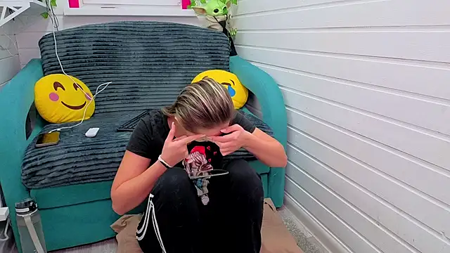 Misss Vikk online show from November 2025 06:56:02 AM