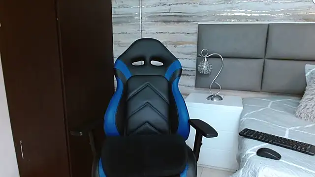 Snapshot of oliver__brown chatting on December 2024 10:01:02 PM oliver brown online show from December 2024 10:01:02 PM