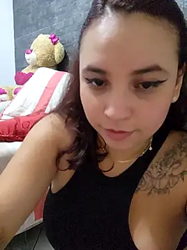 Snapshot of LizzRouse chatting on December 2025 01:04:02 AM LizzRouse online show from December 2025 01:04:02 AM