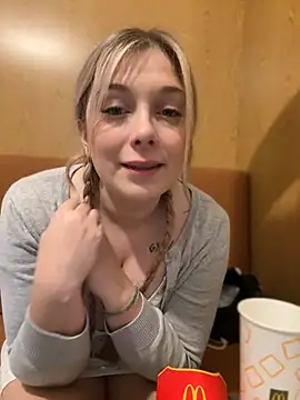 Snapshot of CherryAuroraa chatting on December 2024 12:20:01 AM CherryAuroraa online show from December 2024 12:20:01 AM