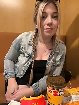 Snapshot of CherryAuroraa chatting on January 2025 10:03:01 PM CherryAuroraa online show from January 2025 10:03:01 PM