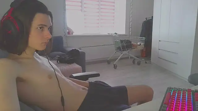 Snapshot of CandyChell chatting on December 2024 09:19:02 AM CandyChell online show from December 2024 09:19:02 AM