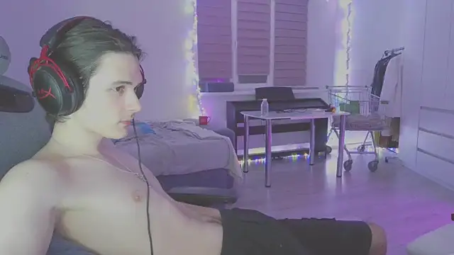 Snapshot of CandyChell chatting on February 2025 05:35:01 PM CandyChell online show from February 2025 05:35:01 PM