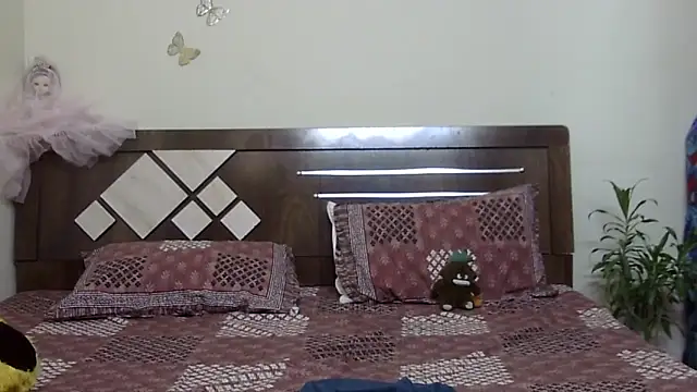 lovelydesi21 online show from April 2026 05:33:02 AM