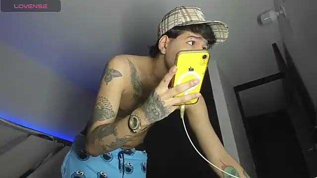 Snapshot of zack_isaac777 chatting on March 2025 09:00:02 PM zack isaac777 online show from March 2025 09:00:02 PM