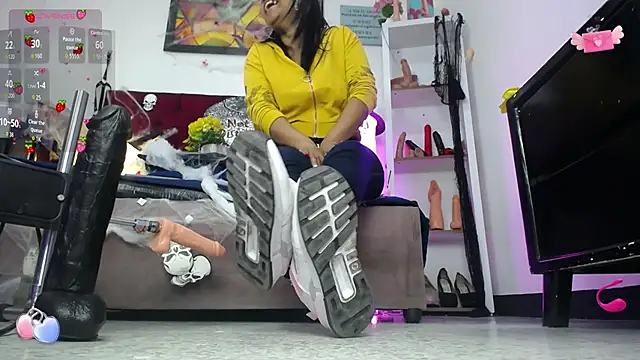 Snapshot of louise_nails chatting on October 2025 01:10:02 PM louise nails online show from October 2025 01:10:02 PM