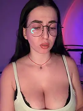 Emylia online show from November 2025 04:29:02 PM