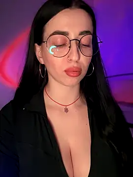 Emylia online show from December 2025 10:27:01 PM