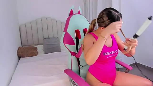 sofia henaok online show from January 2025 04:06:01 AM