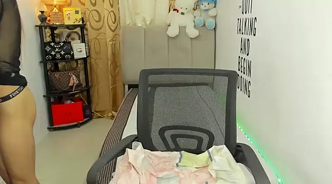 Snapshot of Trixie_Mattel21 chatting on January 2025 05:23:01 AM Trixie Mattel21 online show from January 2025 05:23:01 AM