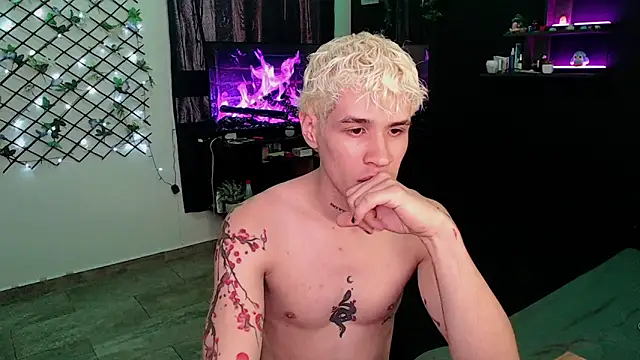 Snapshot of andybxby chatting on January 2025 09:00:01 PM andybxby online show from January 2025 09:00:01 PM